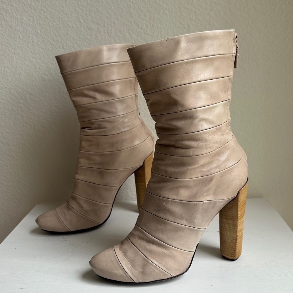 Louis Vuitton beige leather boots SZ 38.5/ heeled boots, nude boots